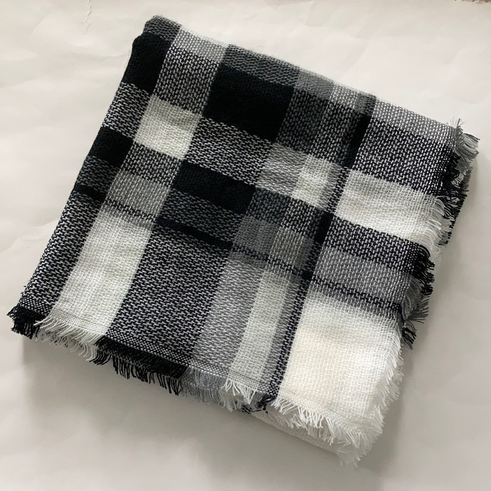 Black & Creamy White Blanket Scarf - Picture 2 of 4